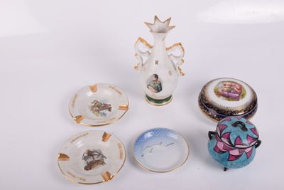 cinq pièces de porcelaine différentes sur un fond blanc