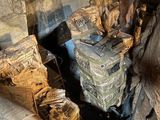 une pile de bagages posée dans un coin d'une pièce