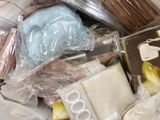 un tas d'objets qui se trouvent dans un sac en plastique