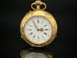 une montre de poche en or avec des chiffres romains sur le cadran
