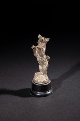 CHIEN DEBOUT Mascotte automobile en bronze argenté – circa 1…