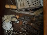 une boîte en bois contenant divers outils et une râpe