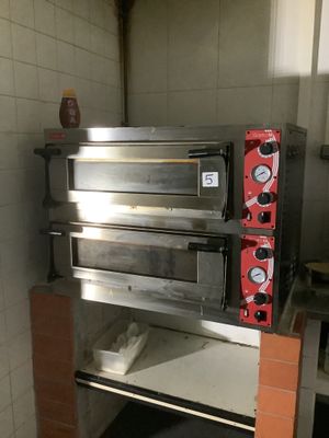 une image d'un four à pizza commercial dans une cuisine