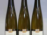 trois bouteilles de vin posées sur une table l'une à côté de l'autre