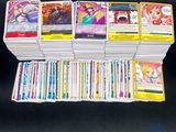 un lot de cartes posées sur une table