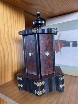 une étagère en bois sur laquelle se trouve une horloge et un tableau accroché au mur