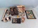 plusieurs paires de chaussures, des sacs à main, des portefeuilles et d'autres objets posés sur une table