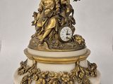 une horloge posée sur un socle en marbre