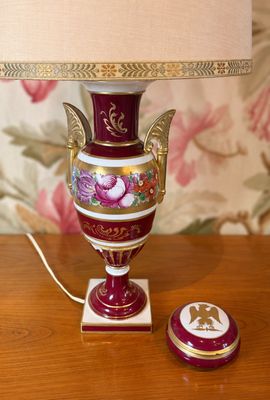 une lampe posée sur une table sur laquelle se trouve une lampe