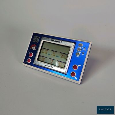 un jeu vidéo bleu et argent posé sur une table blanche