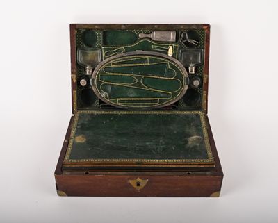 une petite boîte en bois contenant un couteau, une fourchette et une cuillère