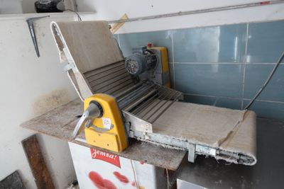 une machine posée sur un comptoir dans une pièce