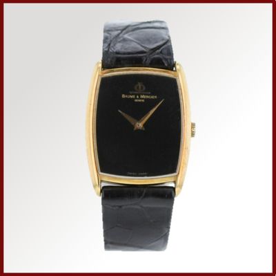 une photo d'une montre-bracelet noire et dorée, dotée d'un bracelet en cuir noir