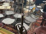 de nombreuses chaises et tables dans une pièce éclairée par une lampe