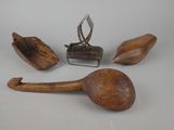 plusieurs morceaux de bois sont posés sur une surface blanche