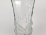 un vase en verre transparent orné d'un motif de feuilles