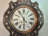 une horloge à chiffres romains accrochée au mur