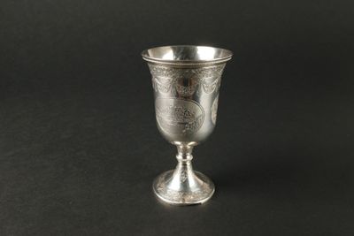 une coupe en argent ancien sur fond noir