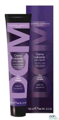 un gros plan d'un tube de crème sur fond blanc