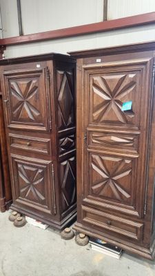 2 meubles de style Louis XIII (pied cassé à l'avant)