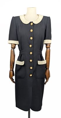 robe noire et blanche sur un mannequin de couture, avec des boutons
