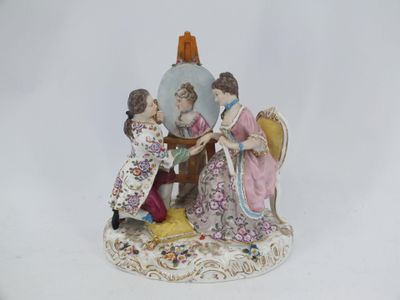 une figurine représentant un homme et une femme assis à une table