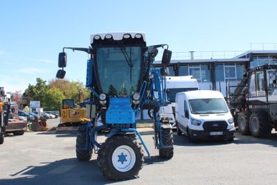 un tracteur garé sur un parking