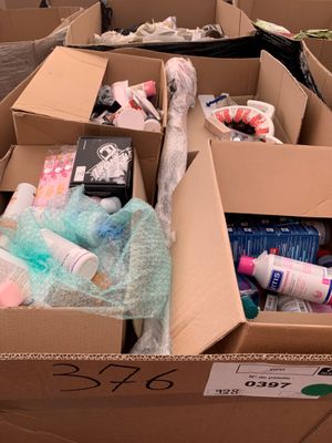 de nombreuses boîtes contenant des objets