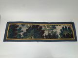 une photo d'un chemin de table orné d'une bordure bleue et jaune