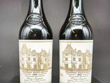 deux bouteilles de vin rouge posées sur une table noire