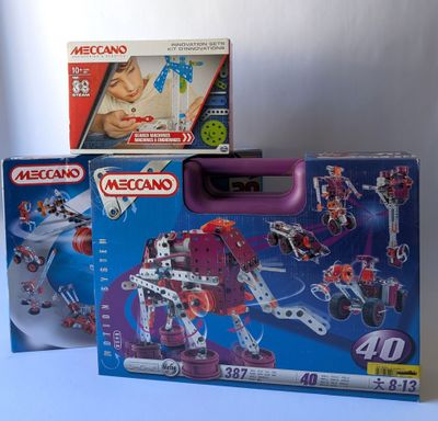 deux boîtes de legos posées sur une table l'une à côté de l'autre