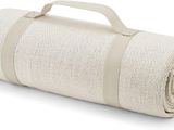 un rouleau de serviettes blanches muni d'une poignée, sur fond blanc