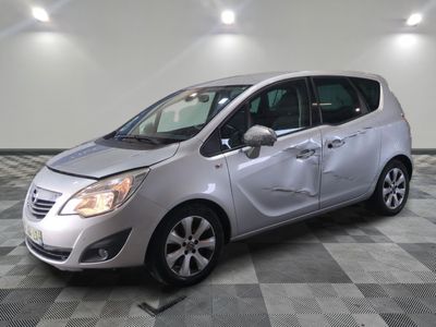 la photo d'une petite voiture argentée garée dans un garage