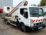 un camion blanc avec une grue à l'arrière