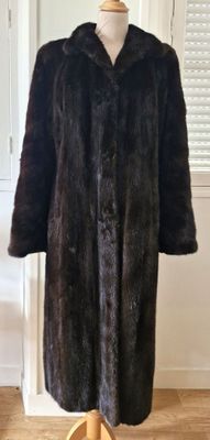 une image d'un manteau de fourrure sur un mannequin