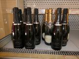 plusieurs bouteilles de vin posées sur une étagère dans un réfrigérateur