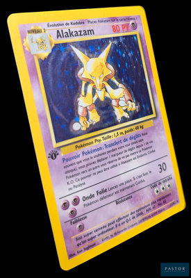une carte Pokémon jaune sur laquelle figure l'image d'un personnage Pokémon jaune
