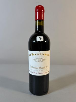 une bouteille de vin posée sur une table