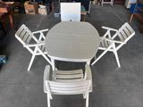 une table et des chaises dans une pièce avec beaucoup de meubles