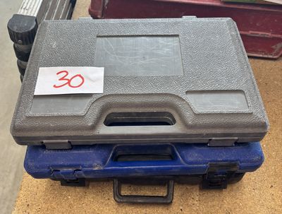 une boîte en plastique portant un numéro, posée sur une table