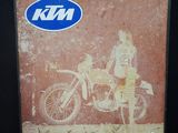 une vieille photo d'un homme assis sur une moto avec une femme à ses côtés