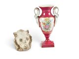 deux vases placés l'un à côté de l'autre
