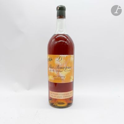 l'image d'une bouteille d'alcool posée sur une surface blanche
