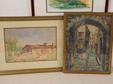 deux tableaux encadrés représentant des bâtiments et une porte dans une pièce