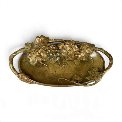 une assiette en or ornée d'un bouquet de fleurs