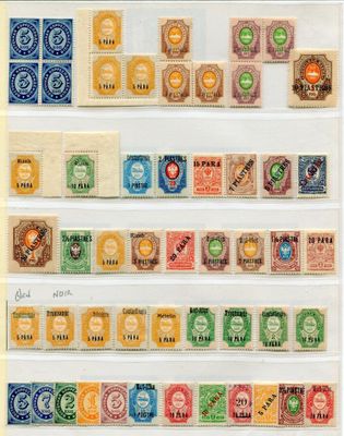 un ensemble de timbres présentant différentes couleurs et différents motifs
