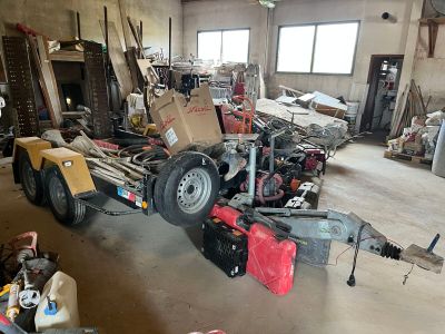une photo d'un camion dans un garage encombré de bric-à-brac