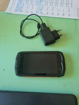 un téléphone portable et un chargeur posés sur une table