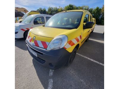 une camionnette jaune garée sur un parking à côté d'autres voitures