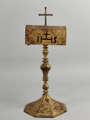 une image représentant une croix posée sur un socle en bois